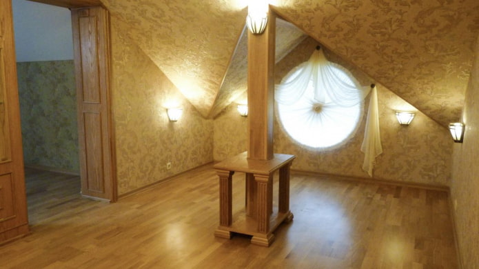 rundes Fenster mit Vorhängen im Innenraum