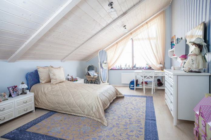 Vorhänge an den Dachgauben im Kinderzimmer