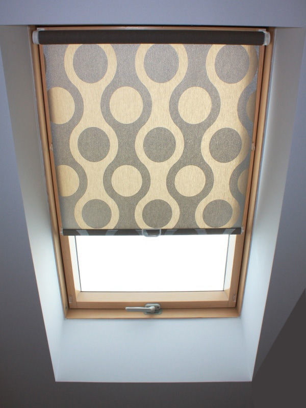 Rollos mit geometrischen Mustern am Dachfenster