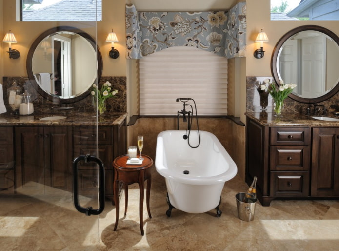 hartes Lambrequin mit Blumen im Badezimmerinterieur