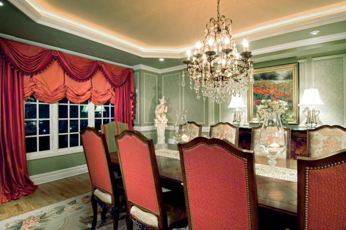 Rote Lambrequins im Esszimmer