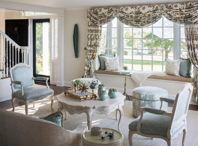 weiches Lambrequin mit Blumen im Wohnzimmer