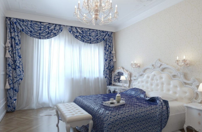 Blaues Lambrequin im Schlafzimmer