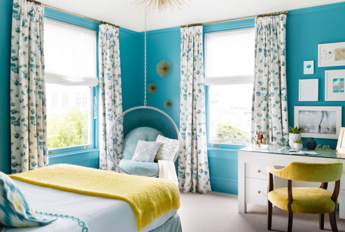 Vorhänge mit Blumen im Schlafzimmer