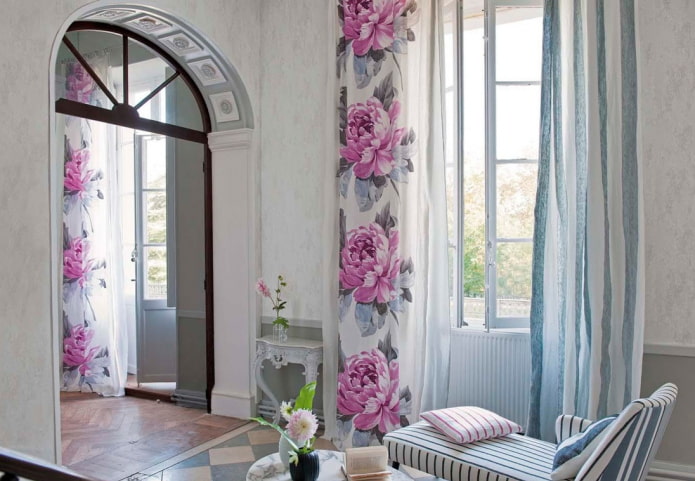 Vorhänge mit Blumenmuster im Innenraum