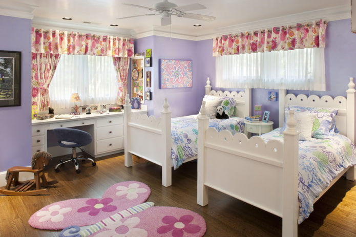 Vorhänge mit Blumen im Kinderzimmer