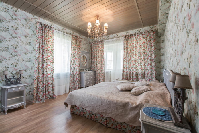 Vorhänge mit kleinem Blumenmuster im Schlafzimmer