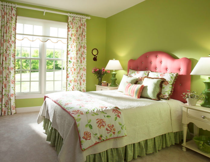 Vorhänge mit Blumen im Schlafzimmer