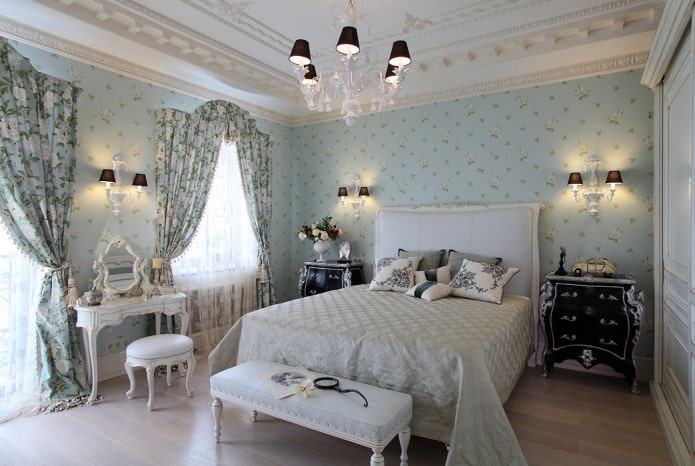 Vorhänge mit Blumendruck in einem klassischen Interieur