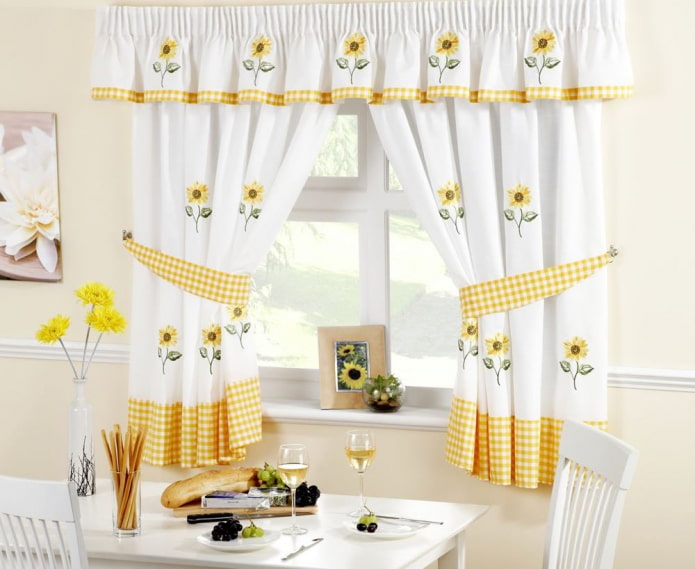Vorhänge mit Sonnenblumen im Innenraum