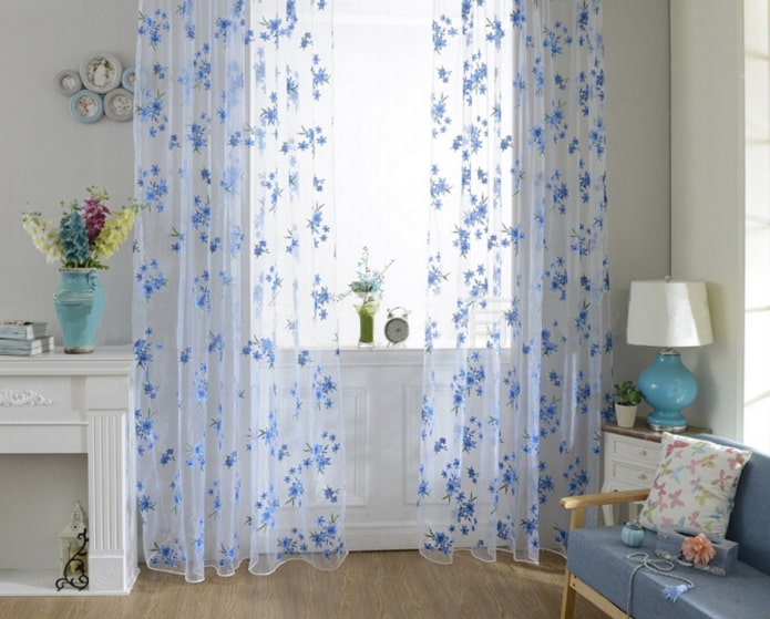 Vorhänge mit blauem Blumenmuster