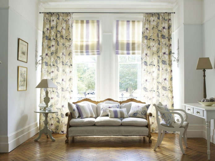 Vorhänge mit Blumen im Wohnzimmer