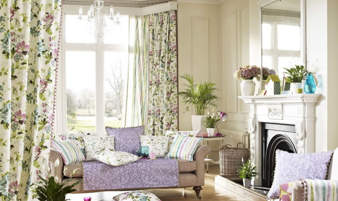 Vorhänge mit Blumen im Wohnzimmer