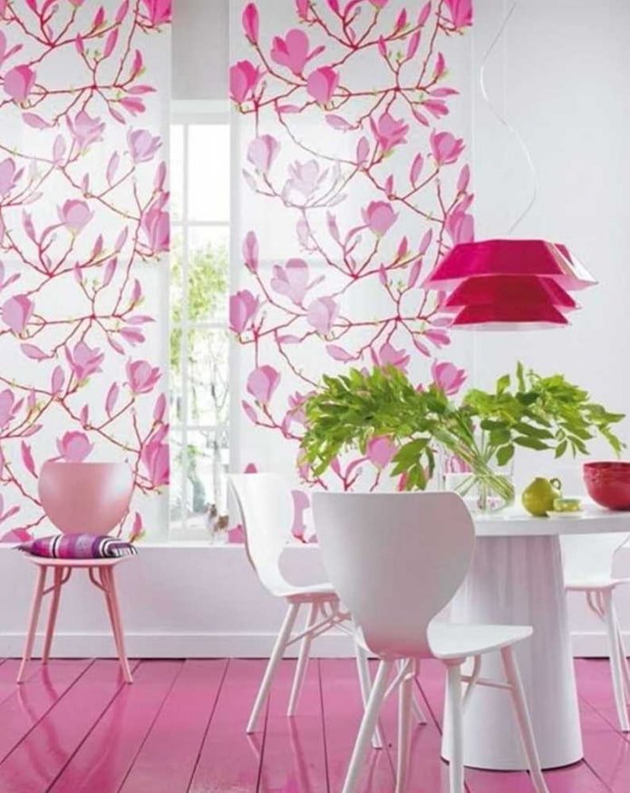 Vorhänge mit rosa Blumenmuster