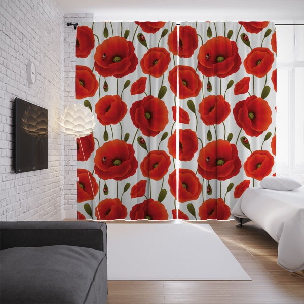 Vorhänge mit Mohnblumen im Innenraum