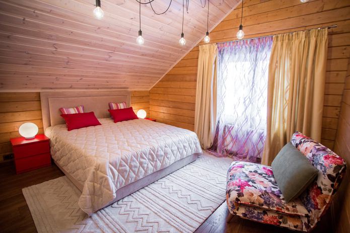 Schlafzimmer mit klassischen Vorhängen