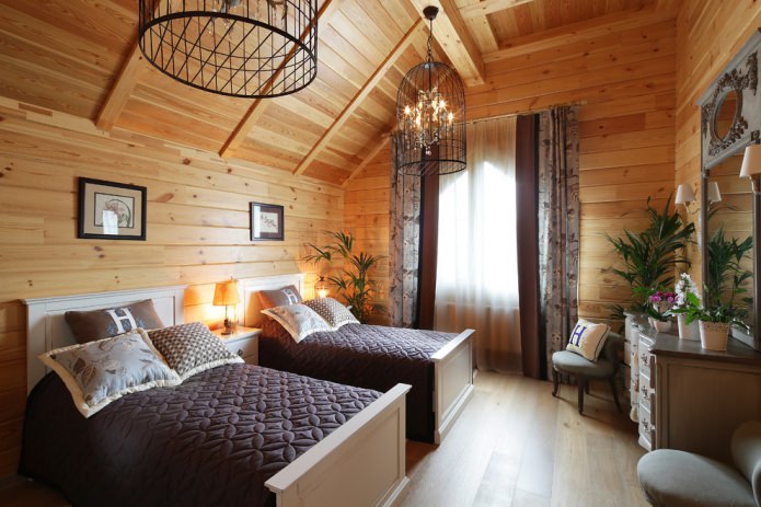 Vorhänge in einem Holzhaus
