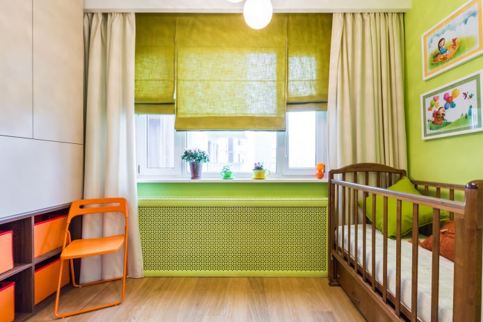 Rund- und Raffrollos im Zimmer für ein Neugeborenes