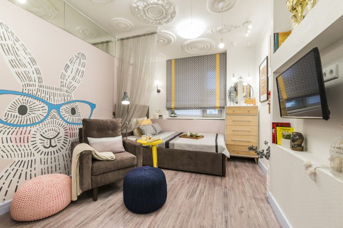 Raffrollos mit Ornament im Interieur eines Jugendzimmers
