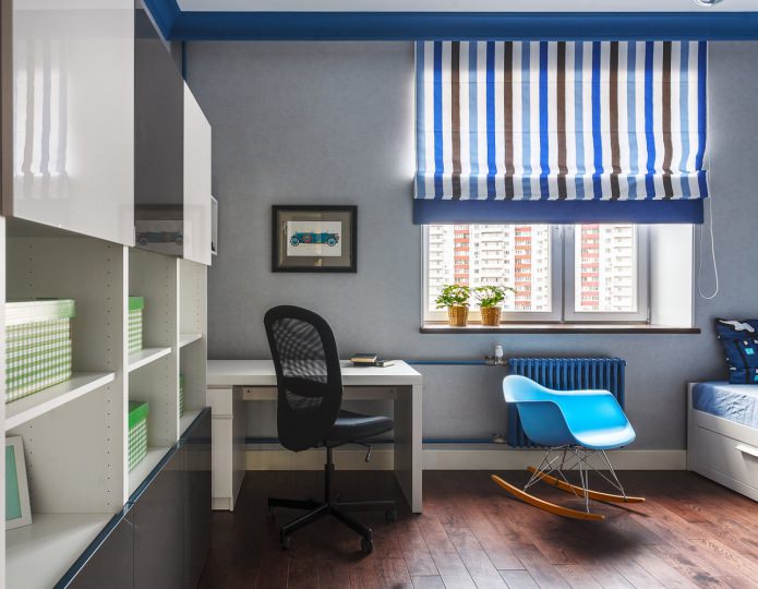 Streifenvorhänge im Jungenzimmer