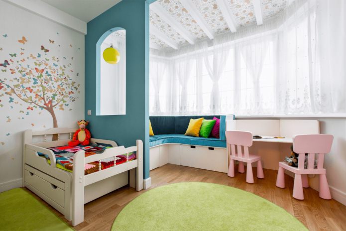 kurze, durchscheinende, weiße Vorhänge im Kinderzimmer