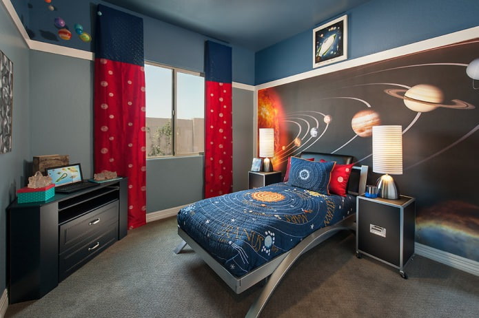 Lange blaue und rote Vorhänge im Jungenzimmer
