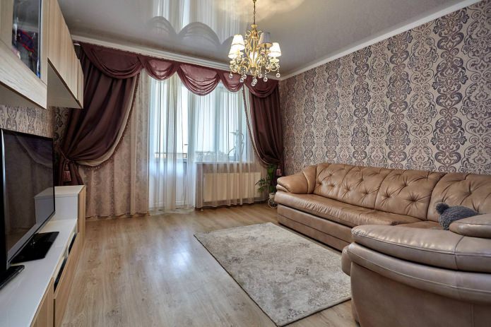 Vorhänge mit Lambrequin im Wohnzimmer