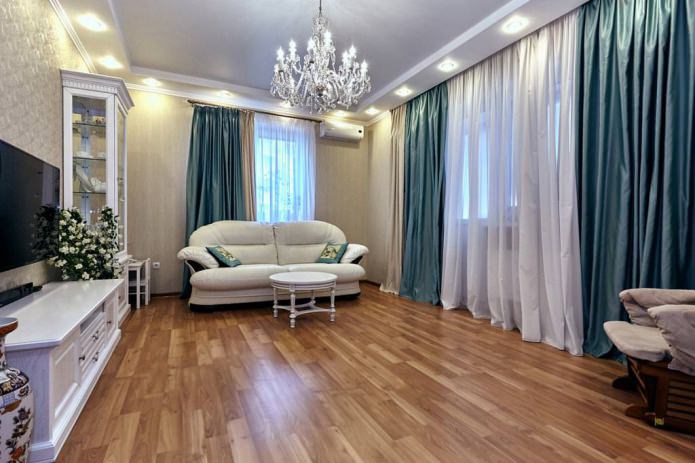 Türkisfarbene Vorhänge im Wohnzimmer
