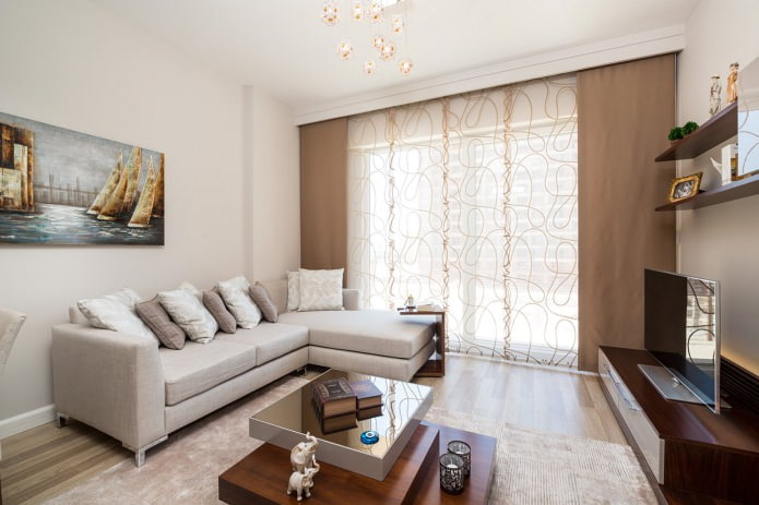 beige Vorhänge im Wohnzimmerinneren