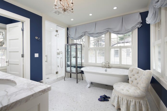 blaue Vorhänge im Badezimmer