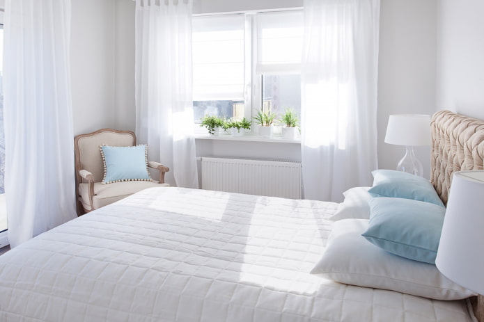 Tüll in einem weißen Schlafzimmer