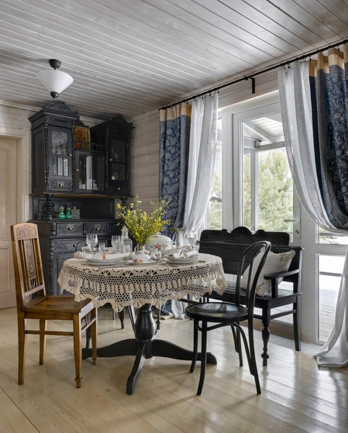 lange Vorhänge im Esszimmer auf dem Land