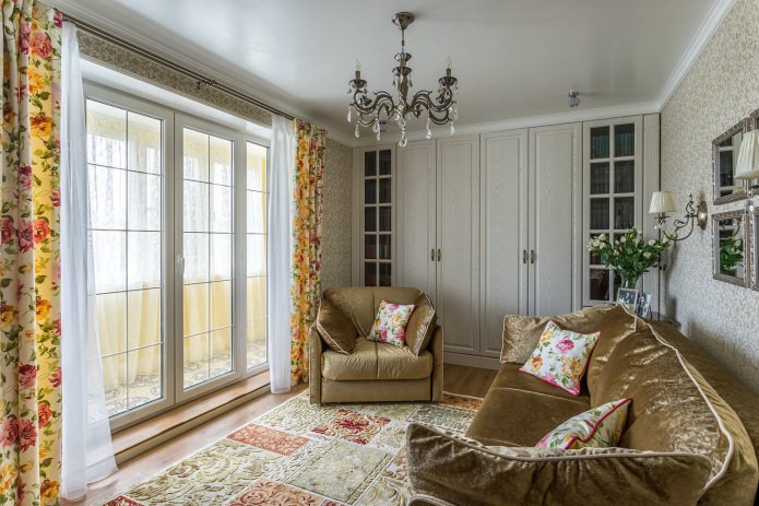 Vorhänge mit Blumen im Wohnzimmer