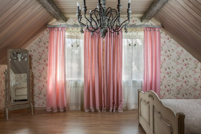 Rosa Vorhänge in einem Landhaus