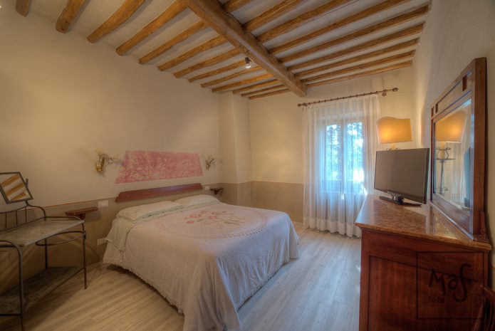 Weiße durchscheinende Vorhänge im Schlafzimmer