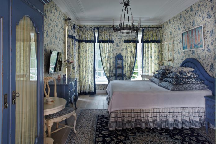 Vorhänge mit Rüschen in einem Schlafzimmer im Landhausstil