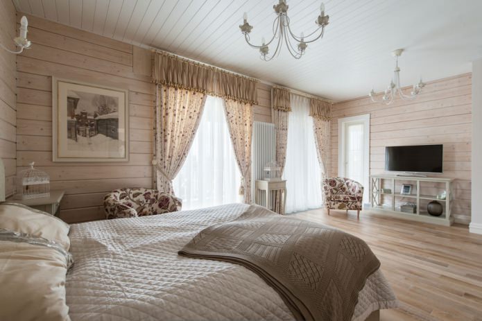 Vorhänge mit Lambrequin im Schlafzimmer