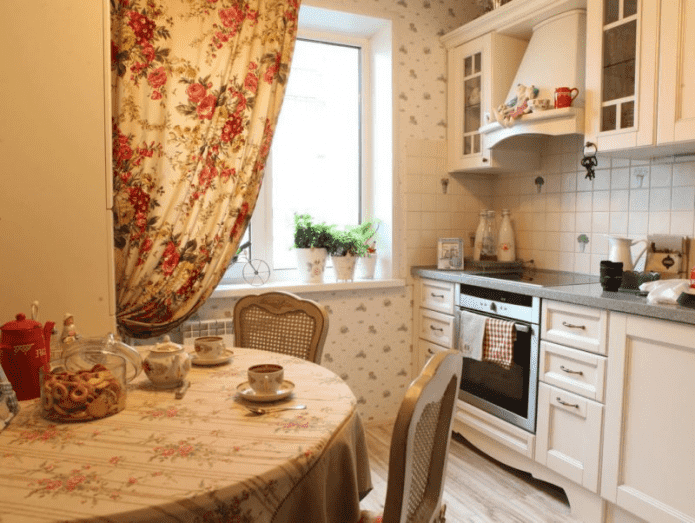 Vorhänge in der Küche im Provence-Stil