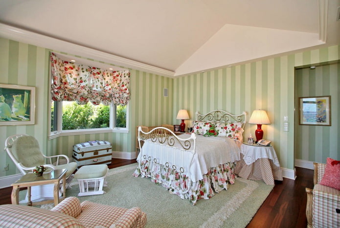 Blumenvorhänge in einem Schlafzimmer im Provence-Stil
