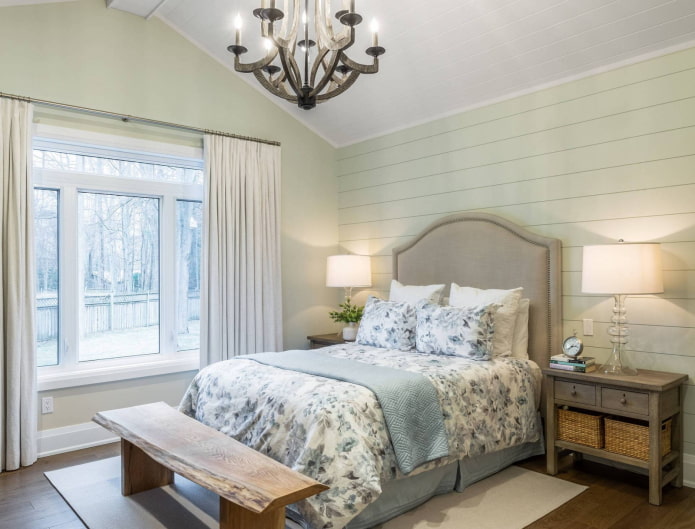 Weiße Vorhänge im Schlafzimmer im Provence-Stil