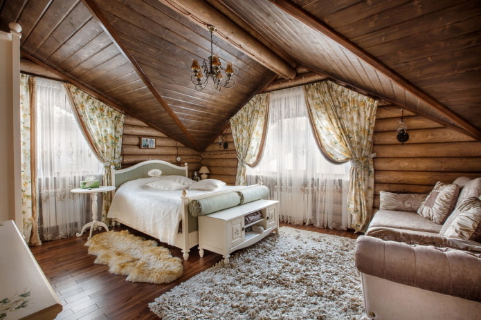 Schlafzimmer im provenzalischen Stil im Inneren des Hauses