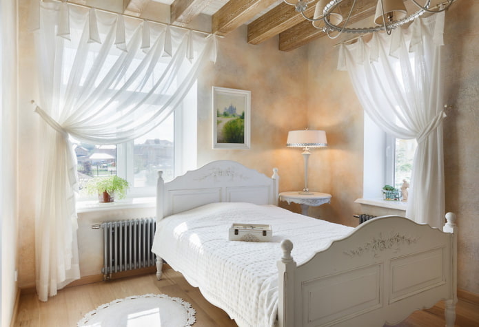 Möbel im Schlafzimmerinterieur im Provence-Stil