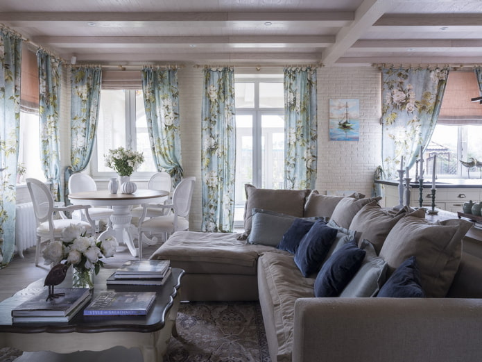 Vorhänge im Wohnzimmer im Provence-Stil