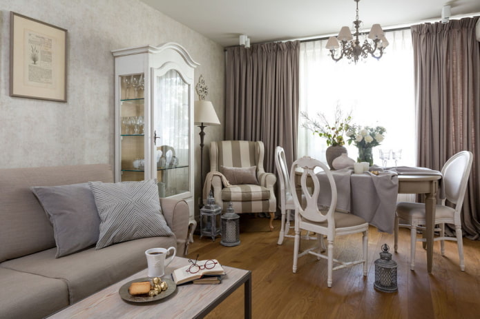 Vorhänge mit Bändern im Wohnzimmer im Provence-Stil