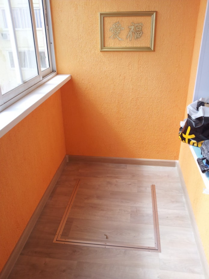 Dekorputz auf dem Balkon
