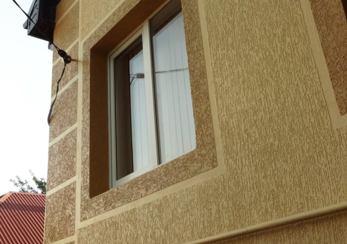 Hausfassade mit Dekorputz