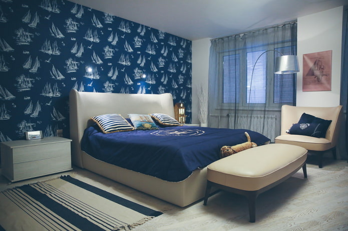 Schlafzimmer mit Tapete im Marinestil