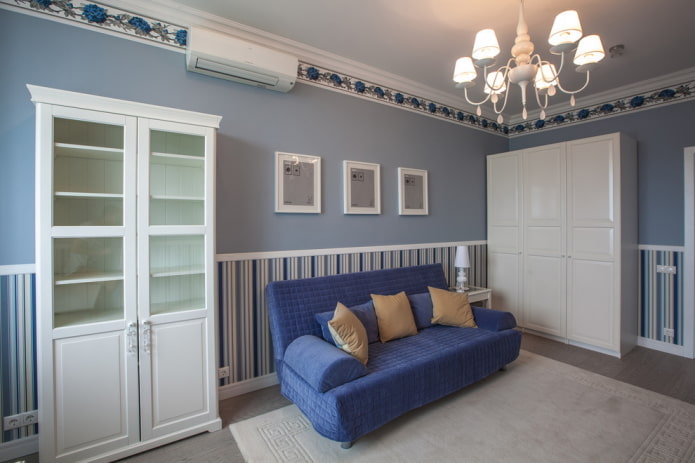Wand horizontal mit Tapete in zwei Teile teilen