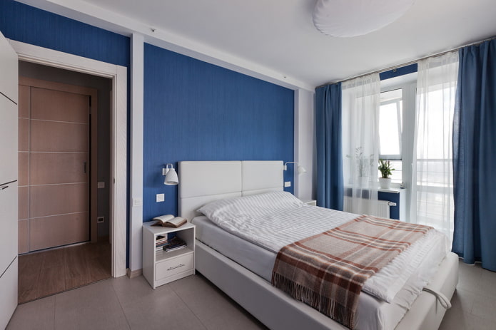 weiße und blaue Vorhänge