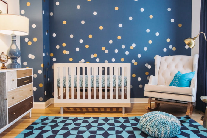 Blaue Tapete im Kinderzimmer